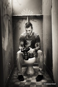 fred-rx:

some backseat photography action in the bathroom of an…