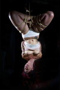 agura hashiraRope and photo: Julien Lacoma ( Hangknot)Model:…