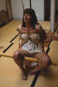 A strong, intense and very traditionnal kinbaku session with…